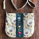 ボタニカル生地と花の刺繍のサコッシュ（ポシェット）