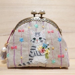 刺繍がま口ポーチ  〜お花売りの子猫〜
