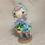 ピンクの前髪の頭巾人形