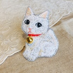 タマみたいな白猫の刺繍ブローチ