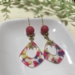 レトロポップカラーとヒトデチャームのカラフル大ぶりピアス（ピンク）
