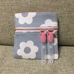 ふたなし移動ポケット　グレー花柄