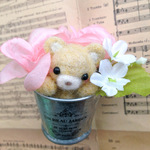 羊毛クマと造花の置物