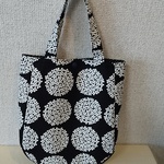 北欧の花柄   丸いトートバッグ(黒)