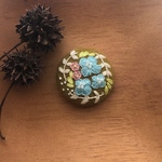 刺繍》春色小花のブーケ（200216）ブローチ／ヘアゴム 