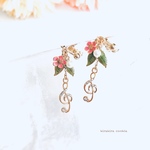 ピンクの花🌼とト音記号🎼の、イヤリング、ウィーン✨シリーズ