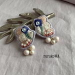 お花をかぶったトリの刺繍イヤリング