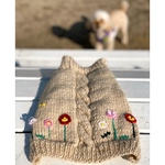 ベージュのセーター お花の刺繍入り　ラスト一点 Mサイズ  送料込み