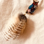 ふくろうのもふもふ羽＋羽根のブローチ&バッグチャーム