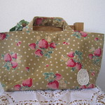 横長の秋色トートバッグ（いちご）