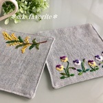 🌼 春の花々・手刺繍コースター２点セット（ビオラ・ミモザ）