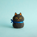 木彫り人形　青いりぼんの黒猫　 [MWF-035]