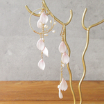 桜の花びらのアシンメトリーピアス/イヤリング