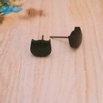 黒猫のミニピアス/イヤリング◇小さい可愛い