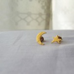 優しく照らす月と星のピアス