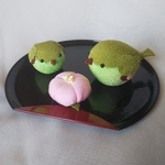 ぷっくり鶯と梅飾り
