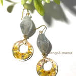 590円☆花入レジンチャーム☆アクリルグレーのピアスのピアス/イヤリング