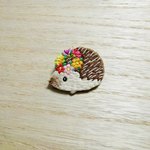 刺繍ブローチ★花冠のハリネズミ