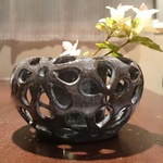 花模様の花器〈黒土〉