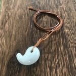 ヒスイ　本翡翠勾玉ペンダント　茶紐