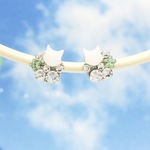 白猫とお花の小ぶりなピアス/淡緑