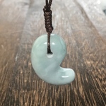 本翡翠勾玉ペンダント　こげ茶紐