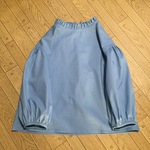 ミニミニドットのフリルネックブラウス　ブルー×ホワイト