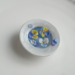 ミニチュア　皿に浮かべたビオラ