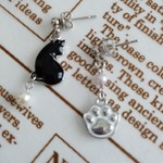 ◆SALE◆にゃんこピアス◆猫ピアス◆肉球ピアス◆黒猫◆アシンメトリー