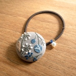 バラとかすみ草 手刺繍ヘアゴム・ブローチ