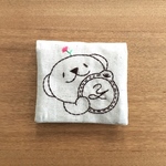 手のひらサイズの四角いポーチ