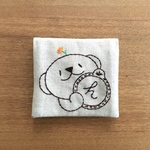 手のひらサイズの四角いポーチ