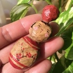 手彫りのりんごを頭に乗せたこけしブローチ