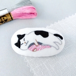 お昼寝 猫さんのふっくら刺繍ブローチ　~鮭の切り身といっしょ~