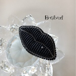 ビーズ刺繍のブローチ　-唇(マットブラック・ワンポイント)-