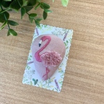 フラミンゴ刺繍のドロップブローチ