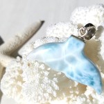 早い者勝ち♪TIME Sale！♡Babyホエールテール♡-レア♪ホワイト＆ブルー！美しい模様が魅力♡ハイクオリティの赤ちゃんクジラの尻尾ラリマーペンダント