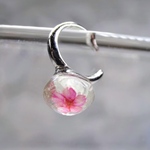 ヒマラヤ水晶の小さな桜イヤーカフ