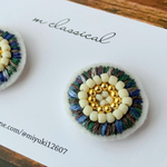 刺繍とビーズのお花ピアス(イヤリング) ネイビーグラデーション