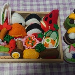 サンドイッチとおにぎり＆ケーキ３種類選んでね☆