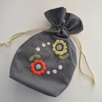 たっぷりフリルの北欧風刺繍巾着