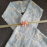 ブルーに花の刺繍の半襟セット
