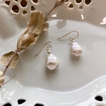 カット入りパールのピアス/イヤリング