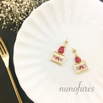 つぶつぶ苺の宝石刺繍ピアス