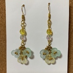 お花(ブルー＆イエロー＆グリーン)と透かしパーツとビーズのイヤリングｏｒピアス