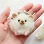 ハリネズミのもふもふブローチ(黒)　羊毛フェルト