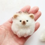 ハリネズミのもふもふブローチ(茶色)　羊毛フェルト