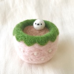 いちごカップに浮かぶシマエナガさんのピンクッション