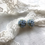 ぷっくり小花　刺繍イヤリング／ピアス