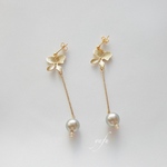 メタルフラワーとパールのピアス/イヤリング